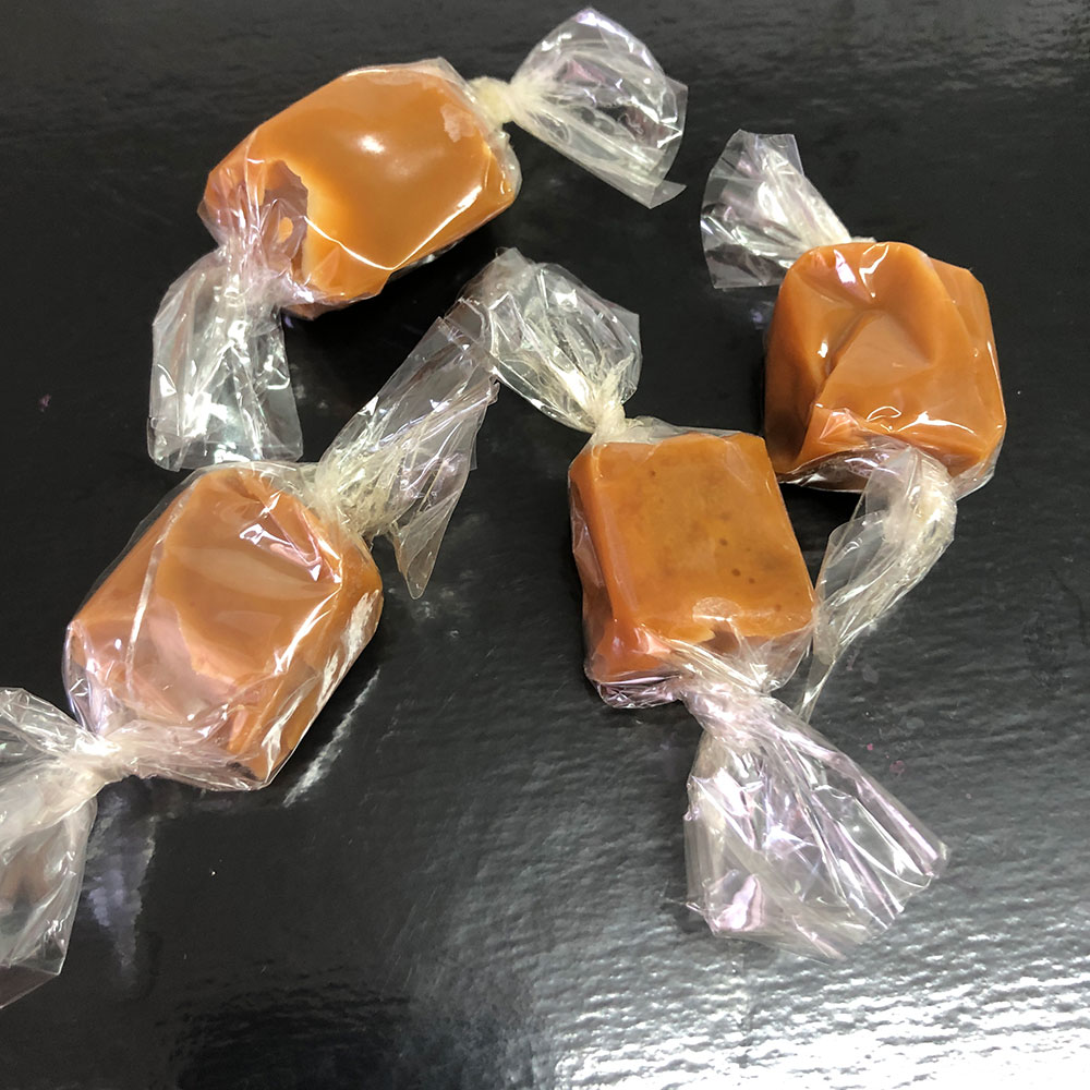 https://www.glaces-lafermiere.fr/wp-content/uploads/2020/06/detail-bonbons-caramel-beurre-sale-glaces-fermieres-querrien.jpg